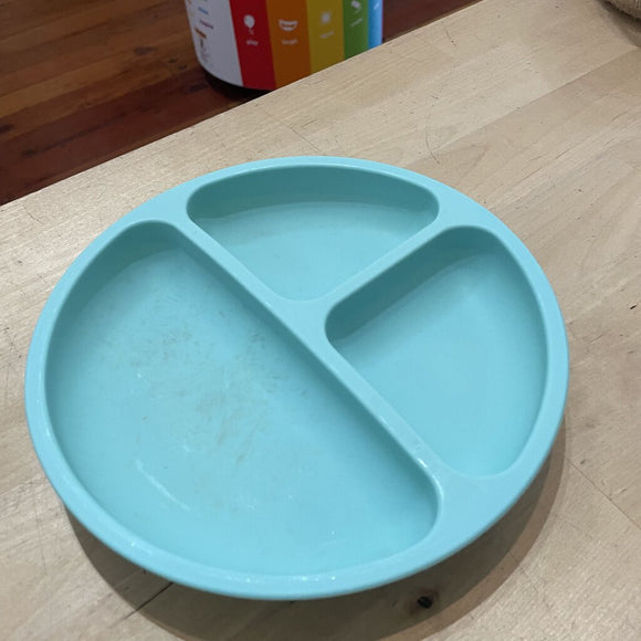Silicone plate with suction