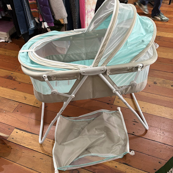 Dream On Me Folding Bassinet - used once, excellent condition