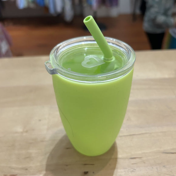 Munchkin cup with straw