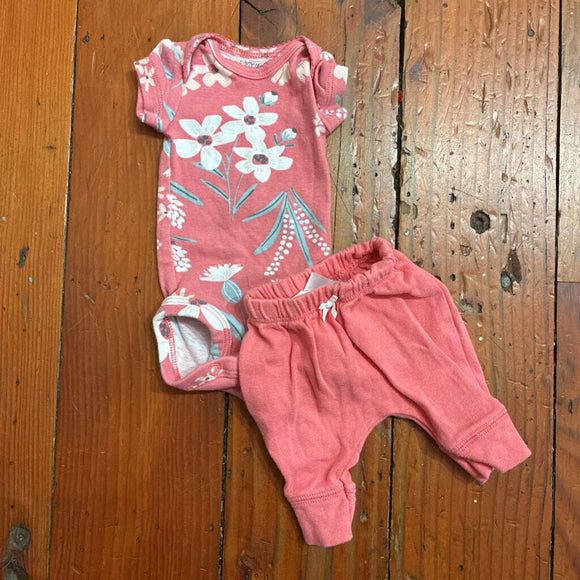 2pc outfit - preemie - name writing shows through back a tiny bit