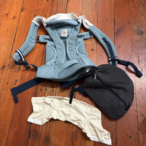 Ergo Baby Omni 360 breeze with carry bag and drool bibs