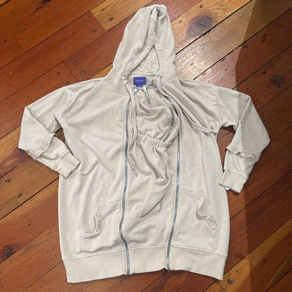 Baby wearing hoodie with removable pouch - M