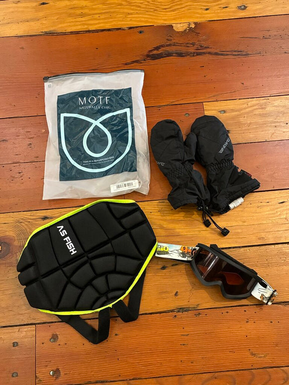 3pc Snowboarding Set (Tailbone pad, goggles, & Mittens)