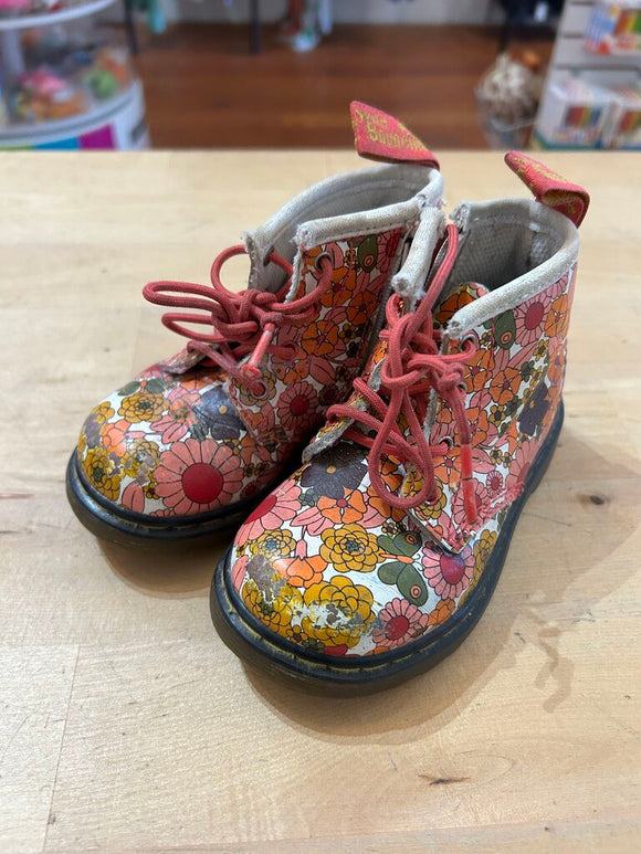 Boots - 6 - toes a bit scuffed