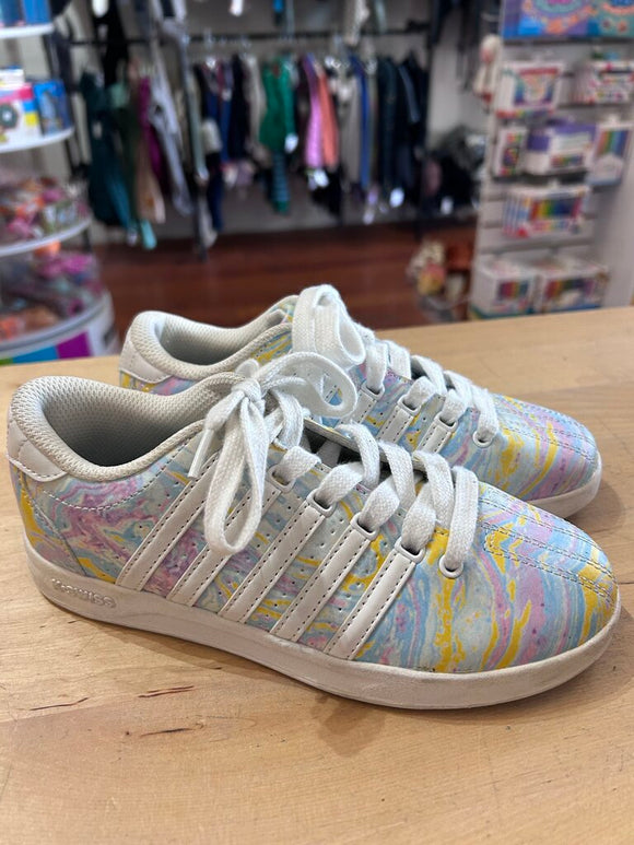 Tennis shoes - 2 youth