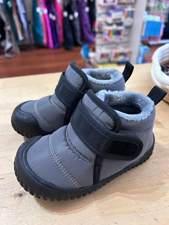 Velcro fleece lined shoes NWOT - 8.5-9