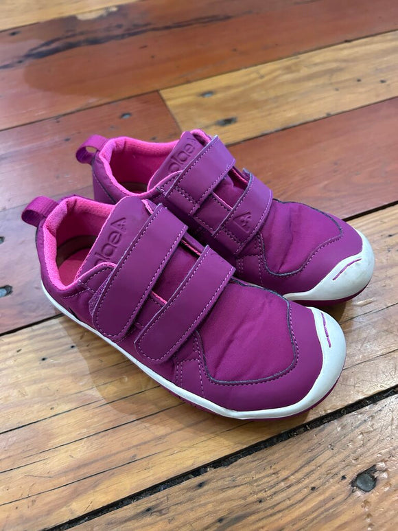 Velcro shoes - like new - 12.5