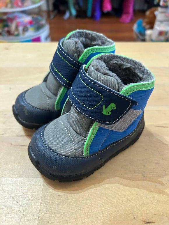 Snow Boots - 6 - toes scuffed