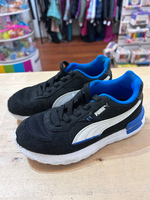 Shoes - like new - 1 youth