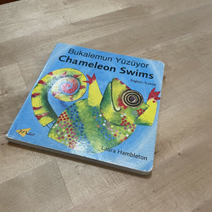 Chameleon Swims (English-Turkish) (Chameleon series)